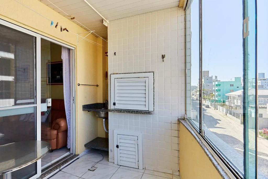 1040 - Departamento 2 quartos na Rua Pirajica . 200 m da Praia Bombinhas Centro