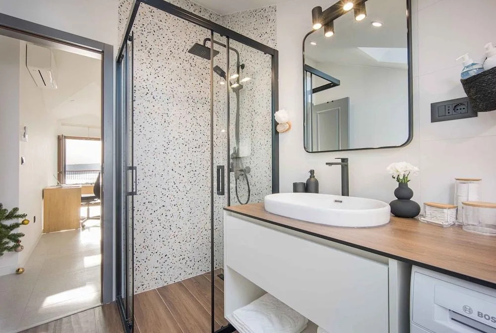 Oleander Urban Suites, high-speed internet, beach at 250, PET friendly