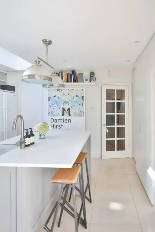 Artistic 3 Bedroom London Home With Garden
