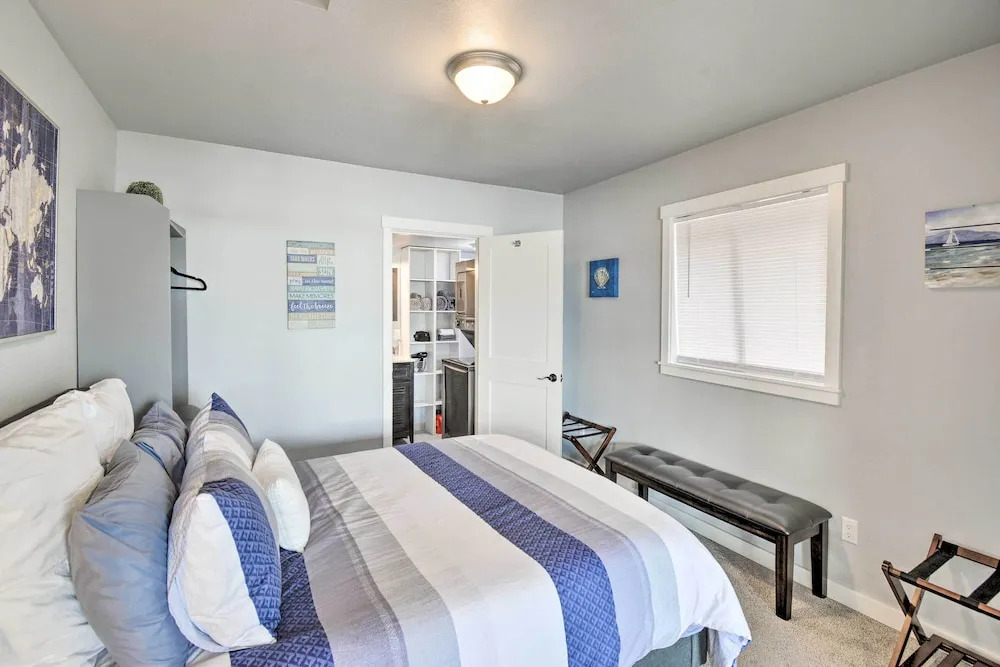 Manette Waterfront: Kayak the Bay & Walk to Town!