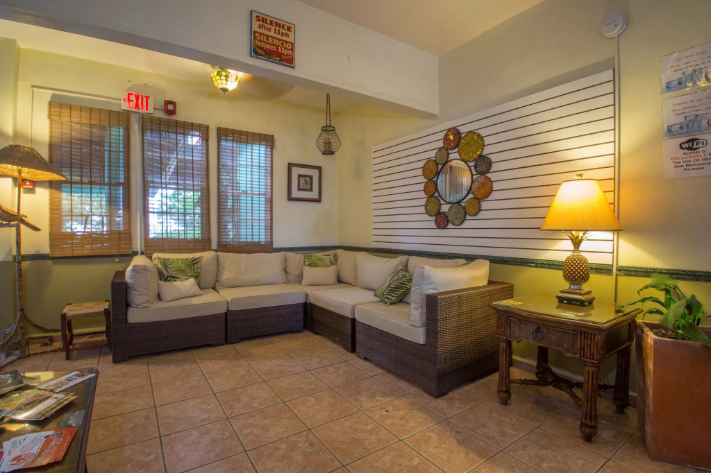 Lazy Parrot Inn