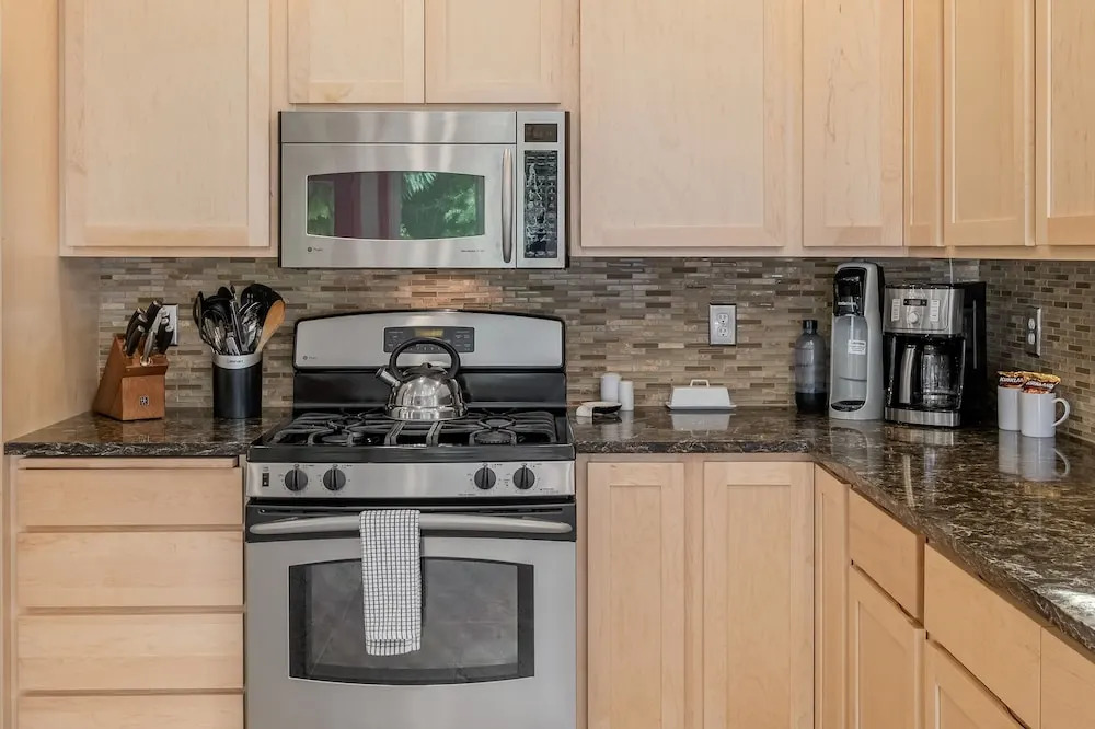 Slice Of Heaven 3 Bedroom Home by NW Comfy Cabins by RedAwning