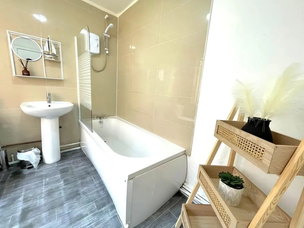Spacious 2-bed Apartment With Hot tub and Parking