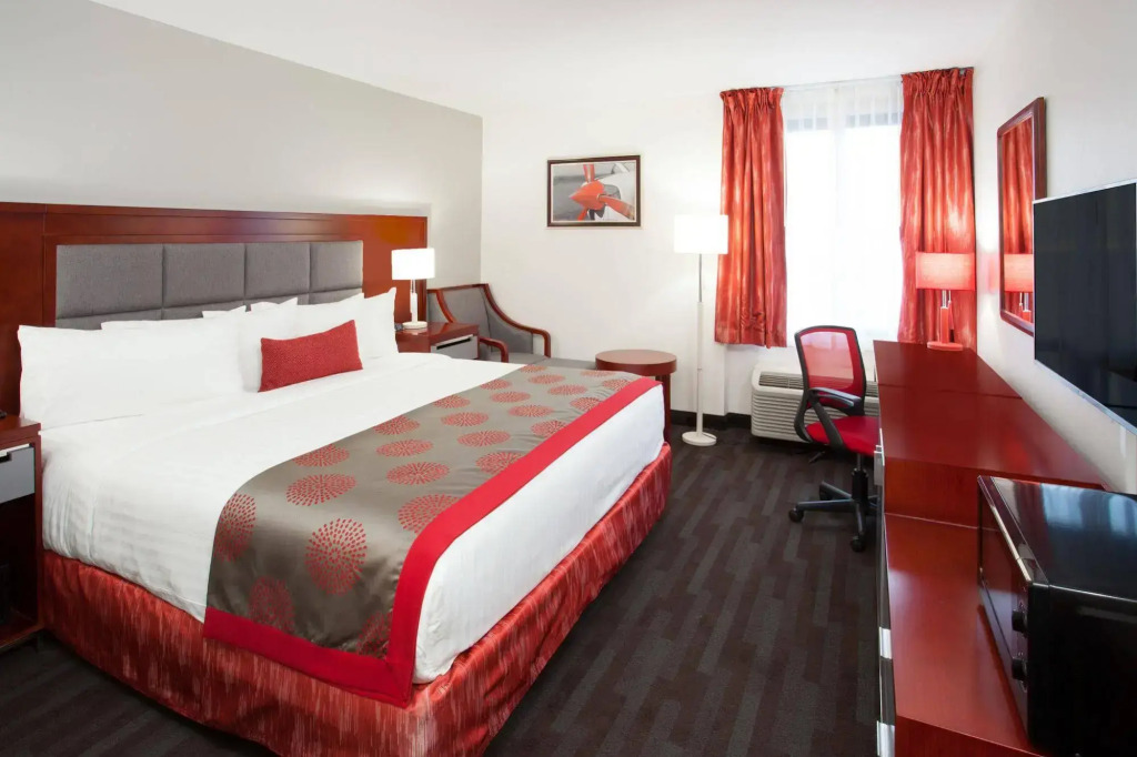 Ramada Plaza Chicago North Shore