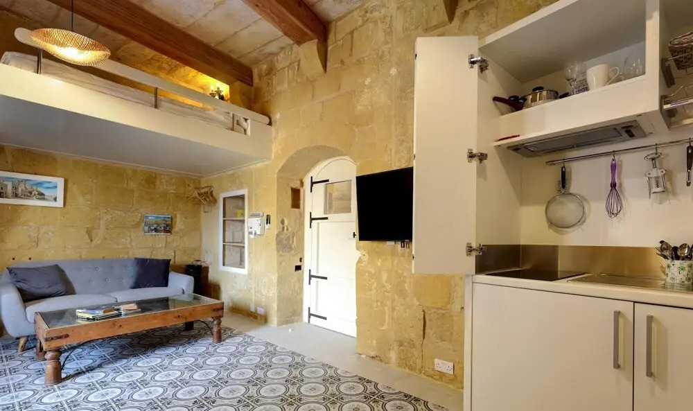 Lux Bright Studio in a Quaint 900 yr old House - 4