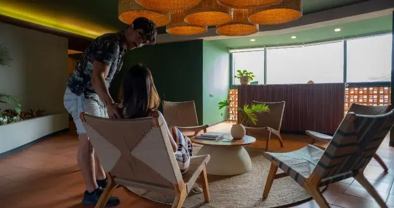 BEE Suites San José - Santa Ana