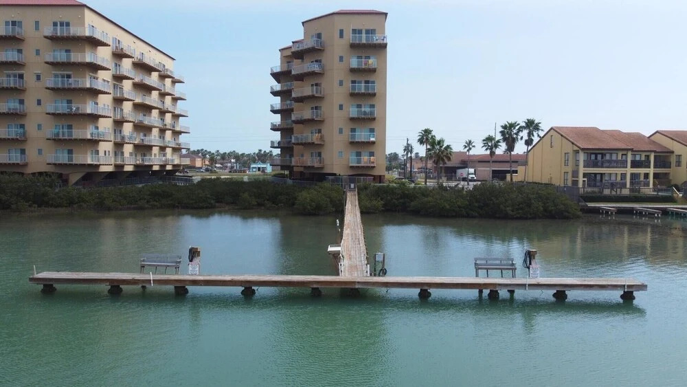 Laguna Bay 3 Bedroom Condo by Redawning