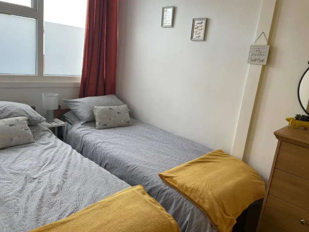 Pebbles 144 South Shore 2 bed chalet 2 dog friendly, sleeps 4