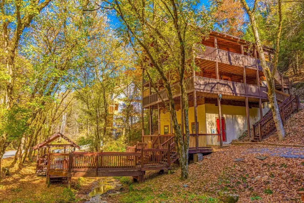 Creek, Pet Friendly, Spa, Arcade, Private, King Beds, Games, Easy Roads