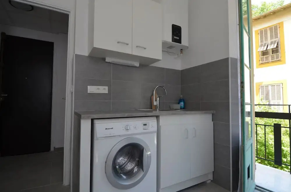 Quiet Modern Studio In The Heights Of The Port Of Nice