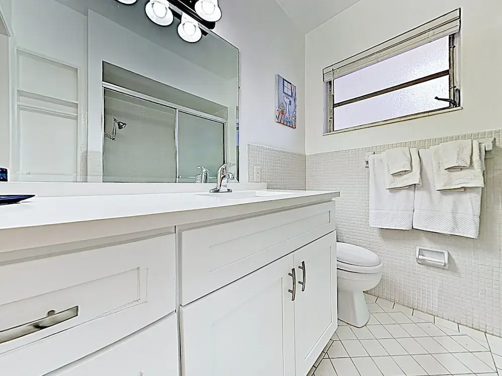New Listing! Updated Beach W/ Sparkling Pool 1 Bedroom Condo