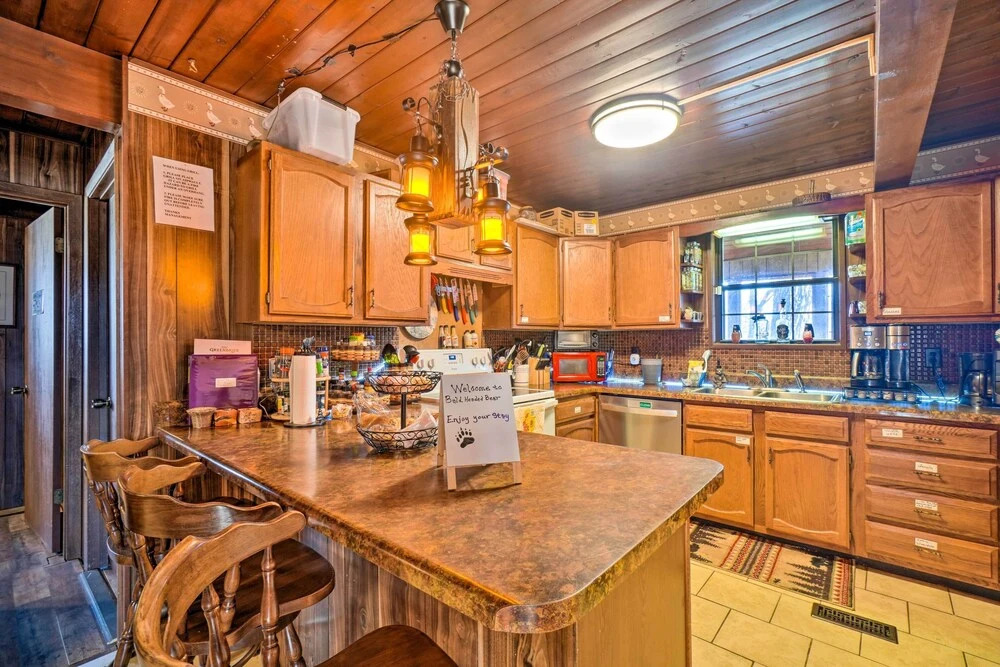 Mtn-View Cabin w/ Deck: 5 Mi to Gatlinburg