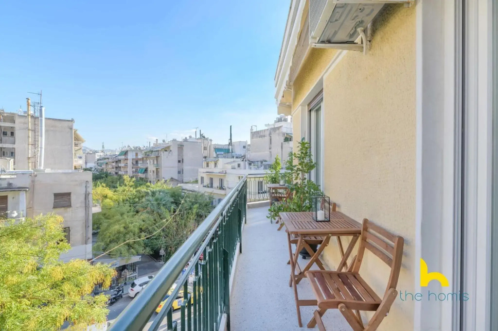 Sun-Splashed 2-BDR Corner Apartment with Hillside views!