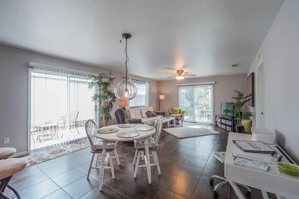 Campos Drive 1736 by White Pelican VR