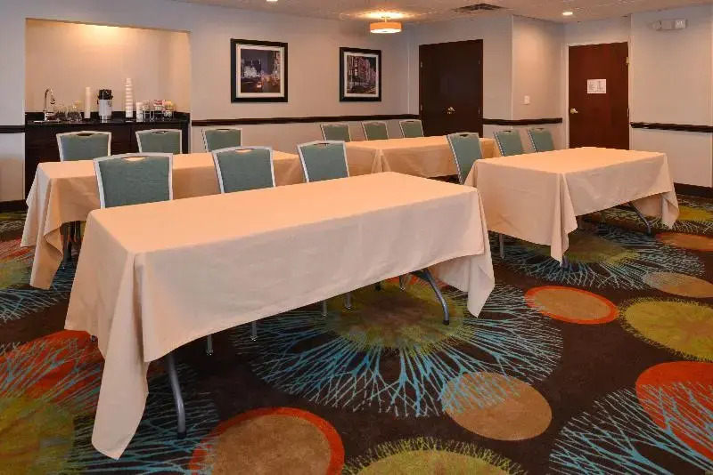 Holiday Inn Express Hotel & Suites Youngstown - North Lima/Boardman by IHG