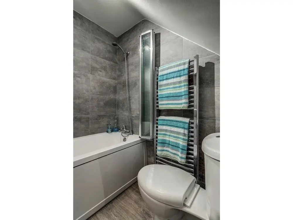Fantastically Modern, Clean 1 Bedroom Flat for 4