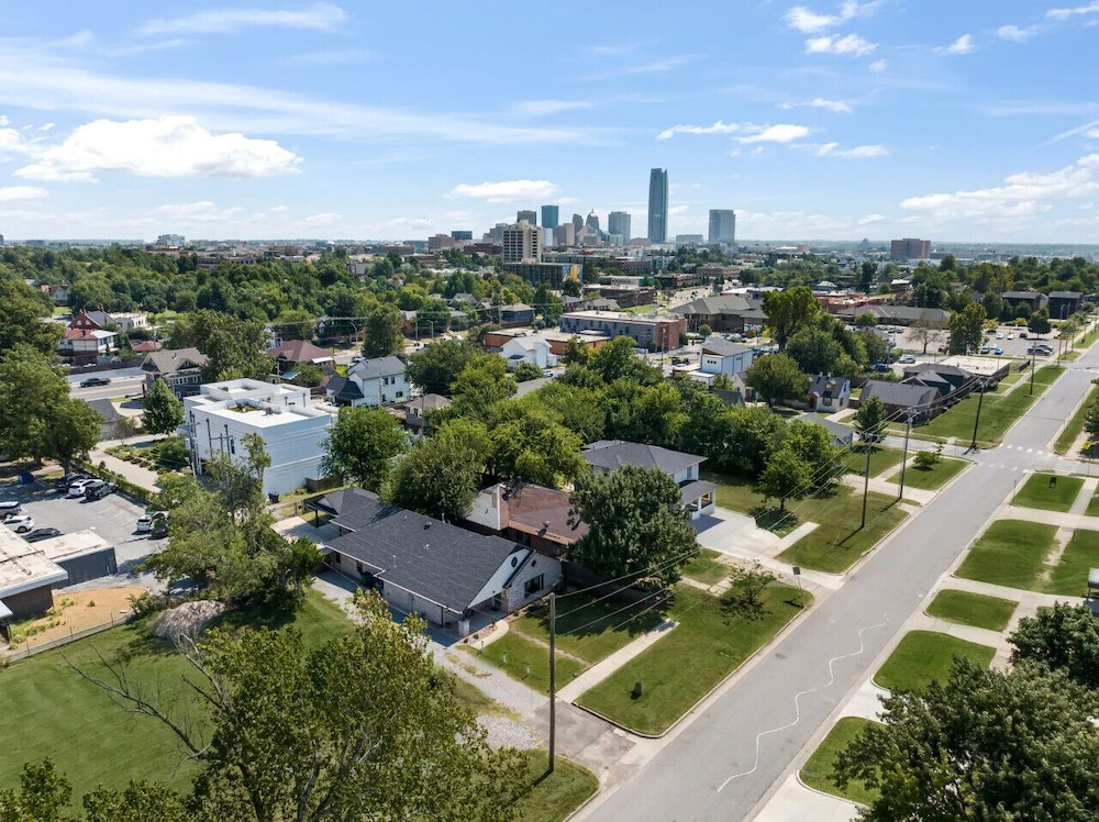 4BR Plaza District Home Games Near Downtown