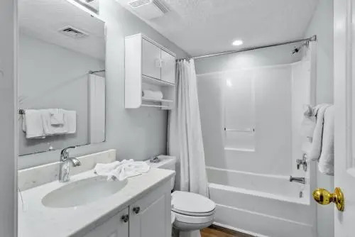 Ocean Bay Club 807 - Naturally beautiful unit with a recliner and indoor pool