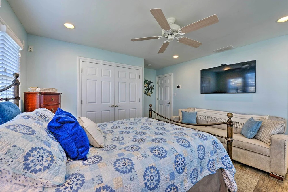 Wildwood Townhome w/ Patio: 1 Block To The Beach!