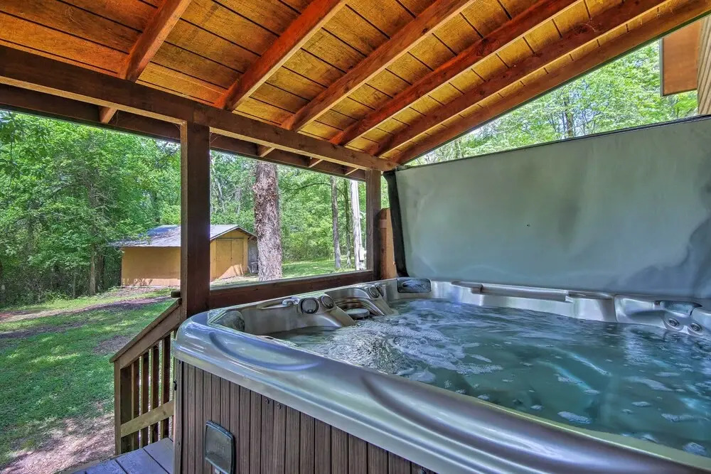Cozy Broken Bow Cabin w/ Hot Tub - 1 Mi to Lake!