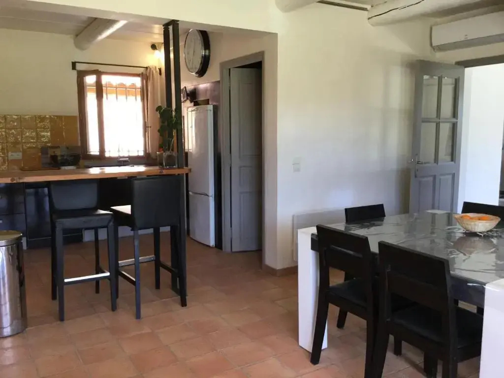 air-conditioned family house with fenced pool in fontvieille in the alpilles, sleeps 8
