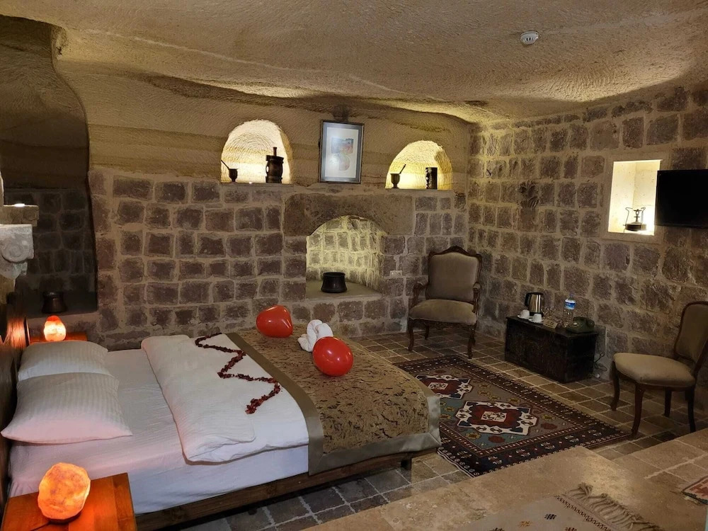 Kapalos Cave Hotel