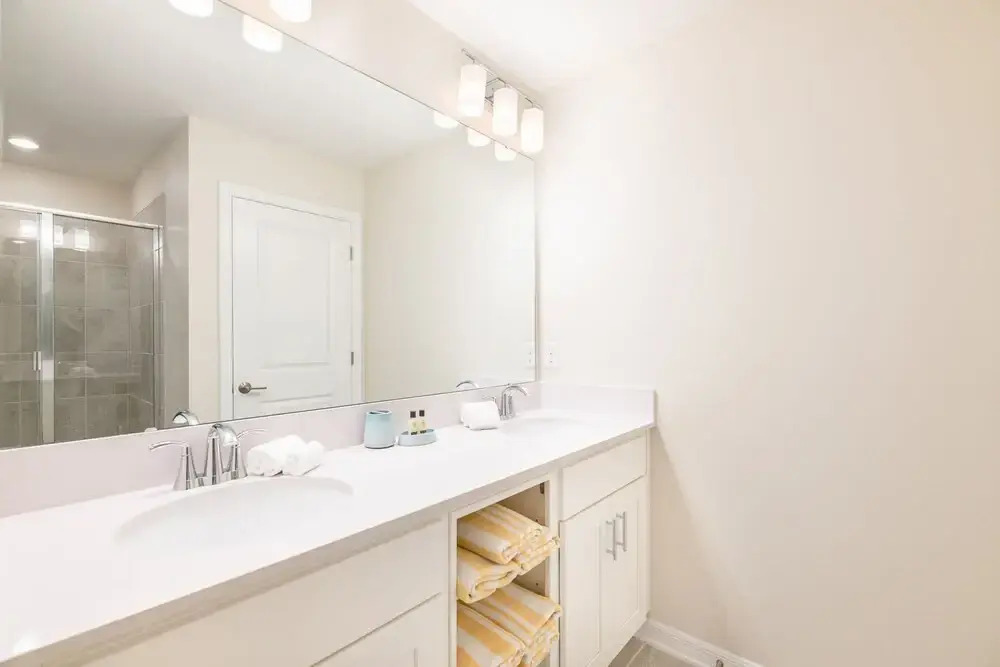 Chic 2bed Condo at Storey Lake Mickey Room