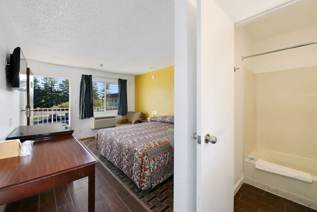 Budget Inn by 101 Bus from Downtown