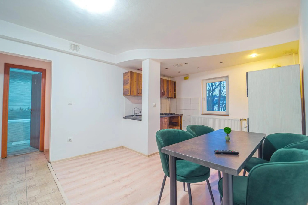 Lovely 2 bedroom, living and private bath apartment