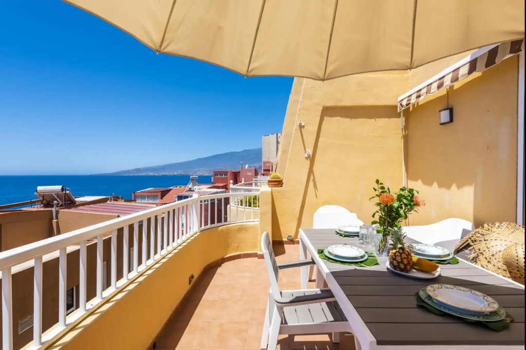 Beachfront triplex with swimming pool parking