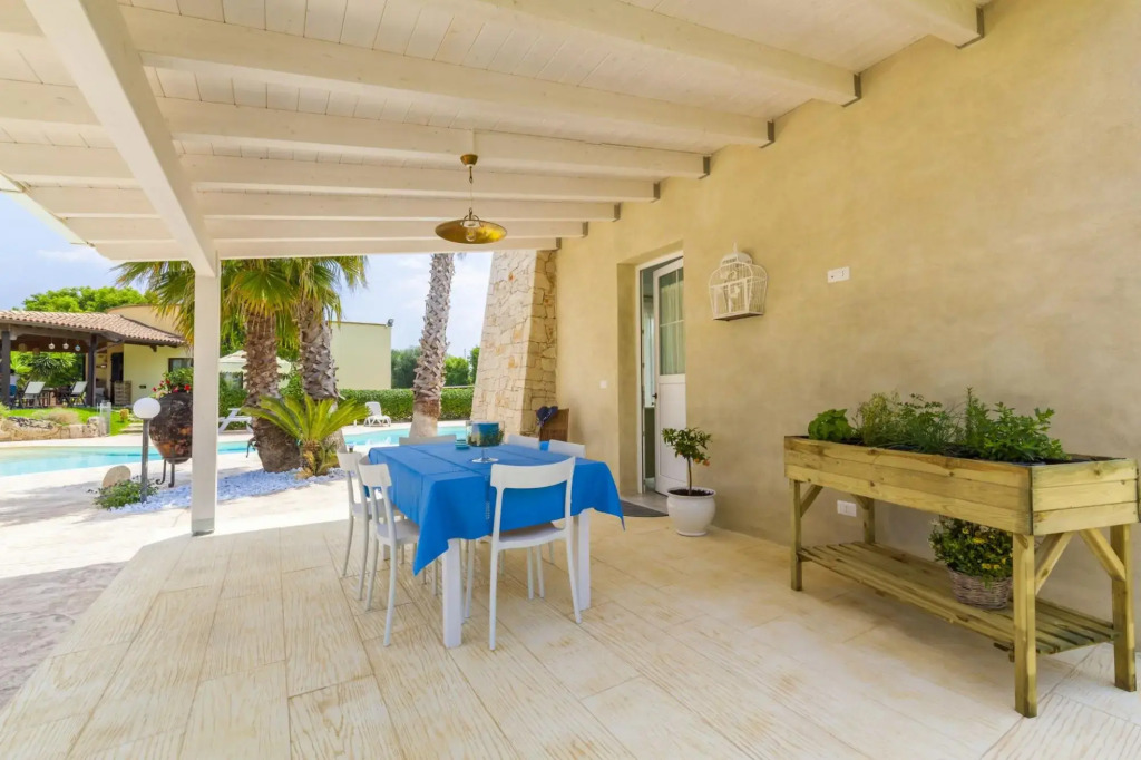 Charming house in a villa with pool and garden in Santa Caterina-Casina Greca
