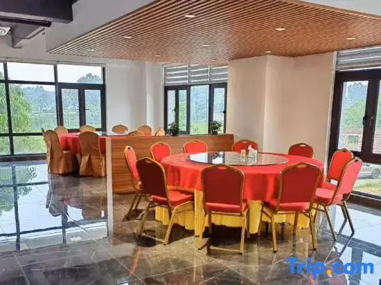 Four Seasons Hotel (Wuchuan Airport)