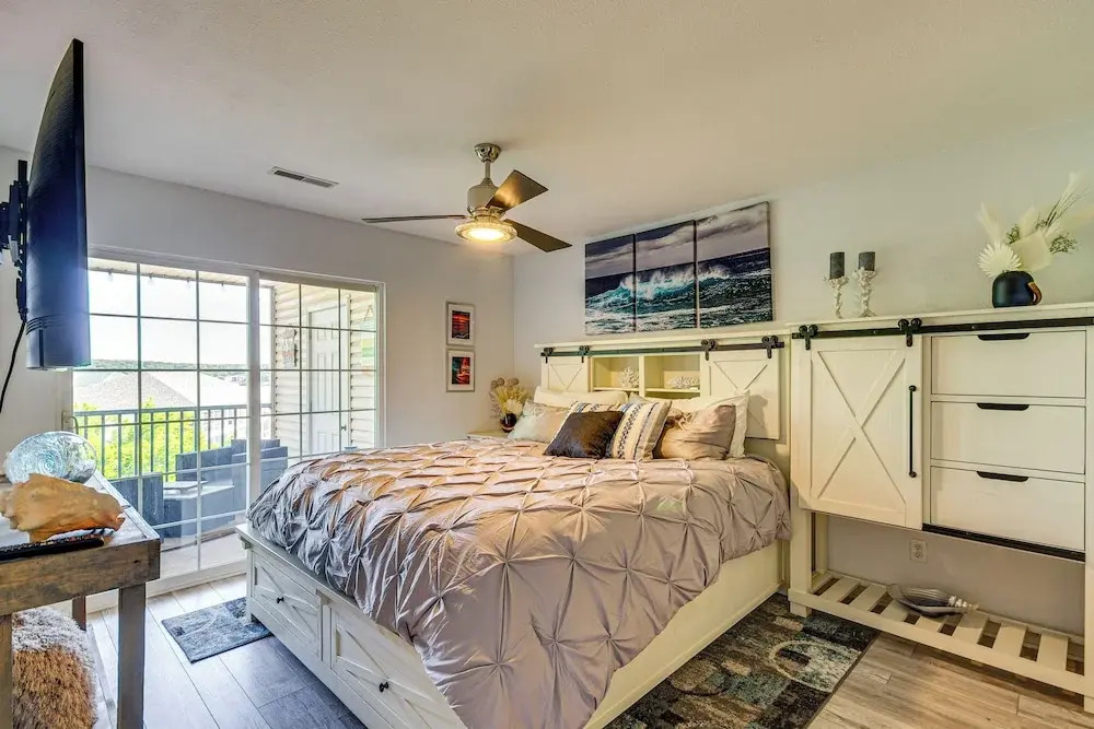 Balcony w/ Marina Views: Lake Ozark Hideaway!