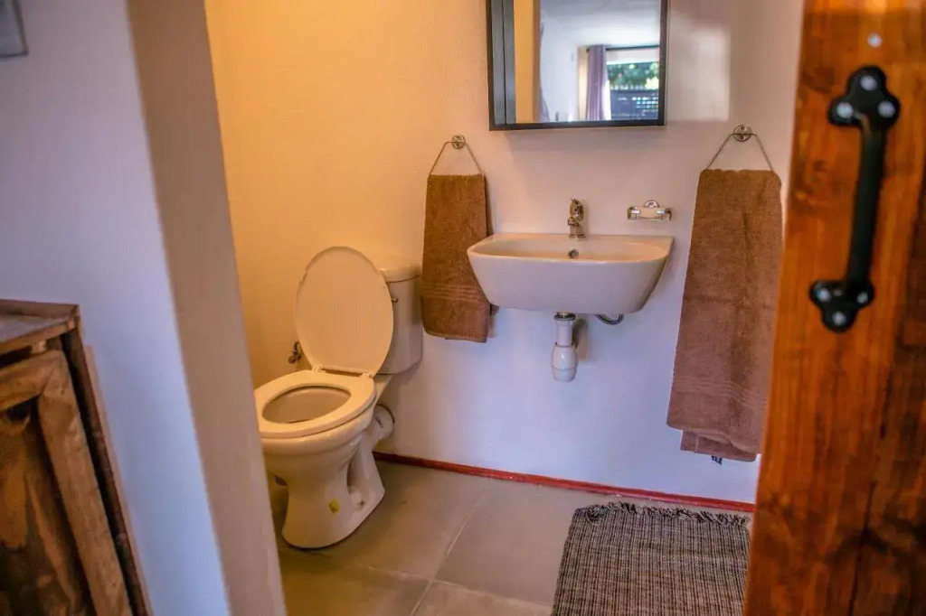 Peaceful 1-bedroom flatlet, 10 min from the beach
