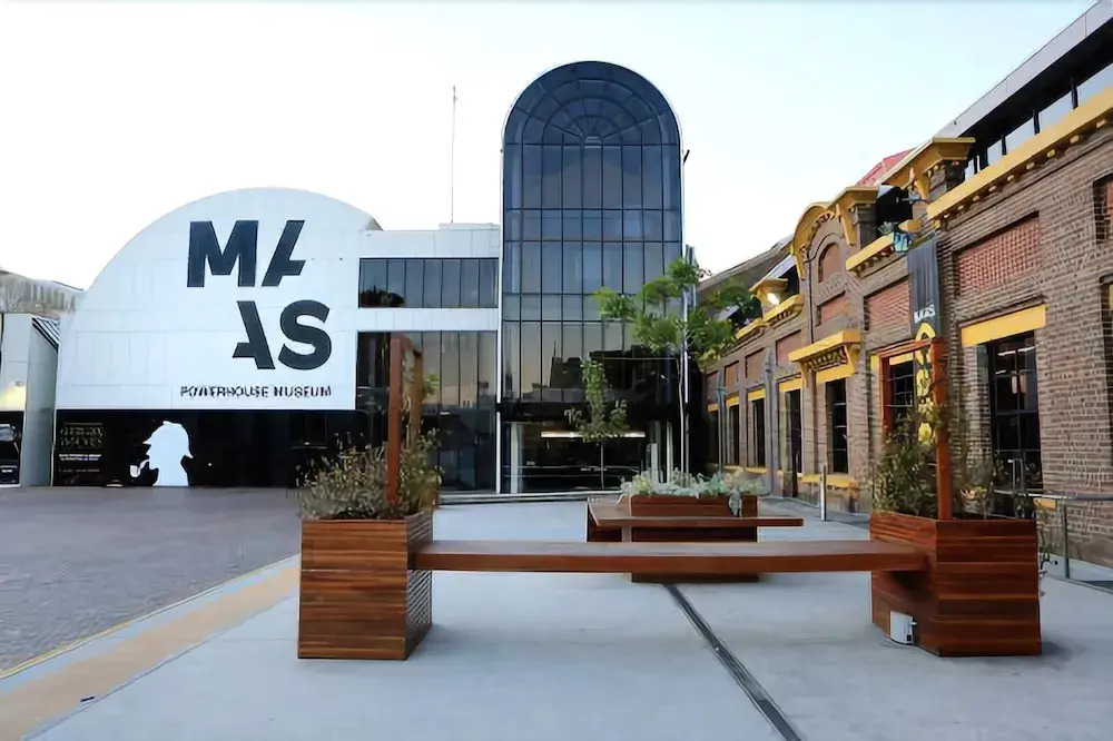 Mascot Designed Home 2 Bed Apt Train To CBD Nma006
