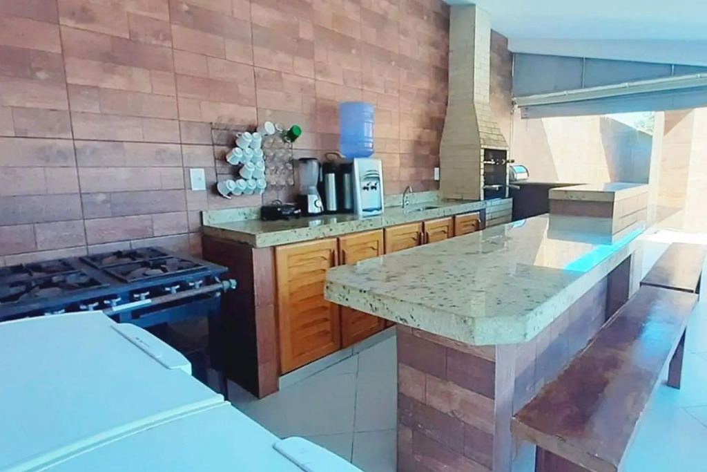 Casa Paraná com 8 quartos acomoda até 40 pessoas