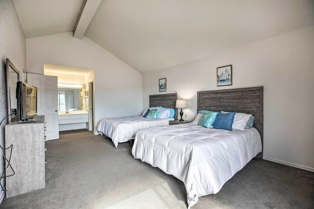 Resort Perks: Spacious Lake of the Ozarks Home