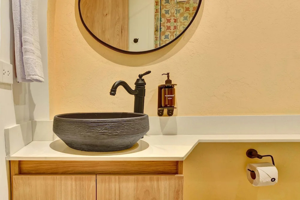 w Startling 2BR Apartment in Trendy Zona T