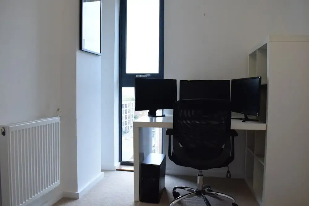 1 Bedroom Flat With a Balcony View of the Shard