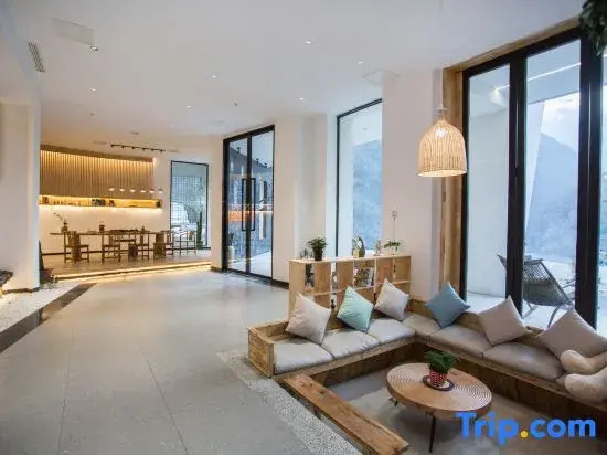Hailuogou Luanxi Hidden Mountain Snow Mountain Scenic Hot Spring Resort Hote
