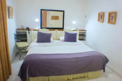 Bernies Bed & Breakfast , A 3 KILOMETROS DEL AEROP EZEIZA, VAN ,IN-OUT, FREE EZEIZA AIRPORT