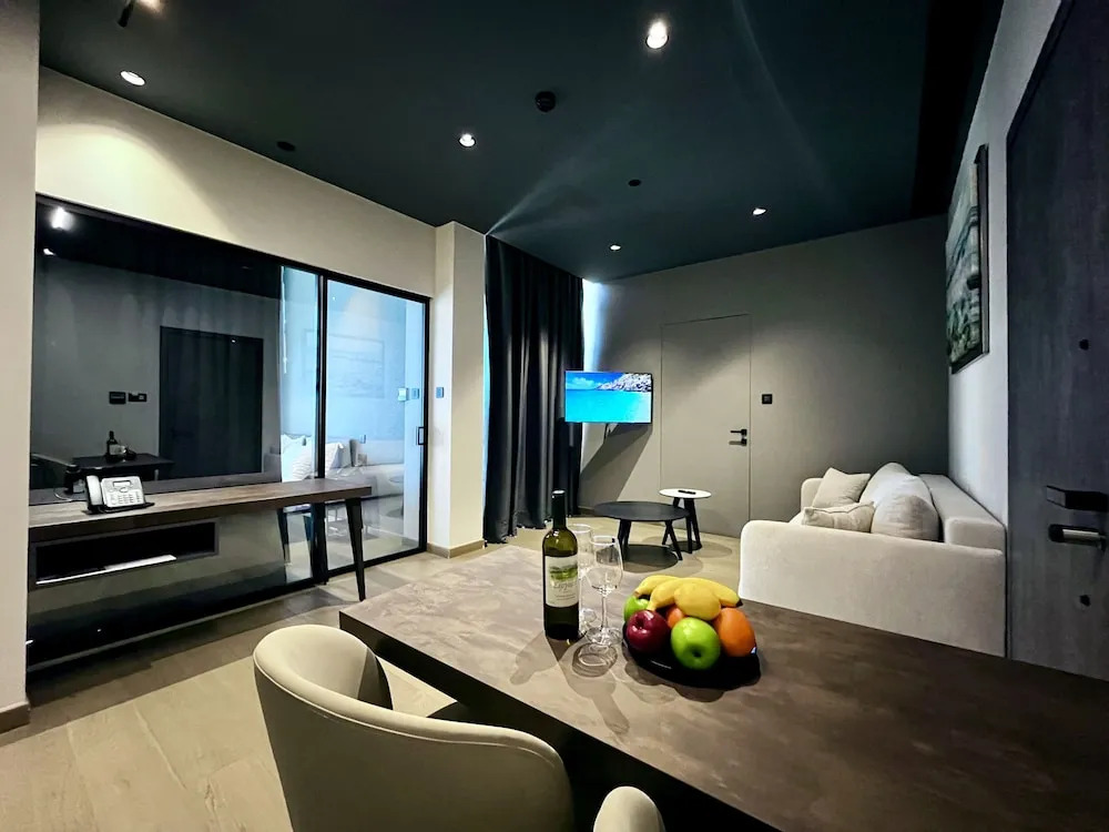 128 LIM - 2002 Stay Only Tower Suite