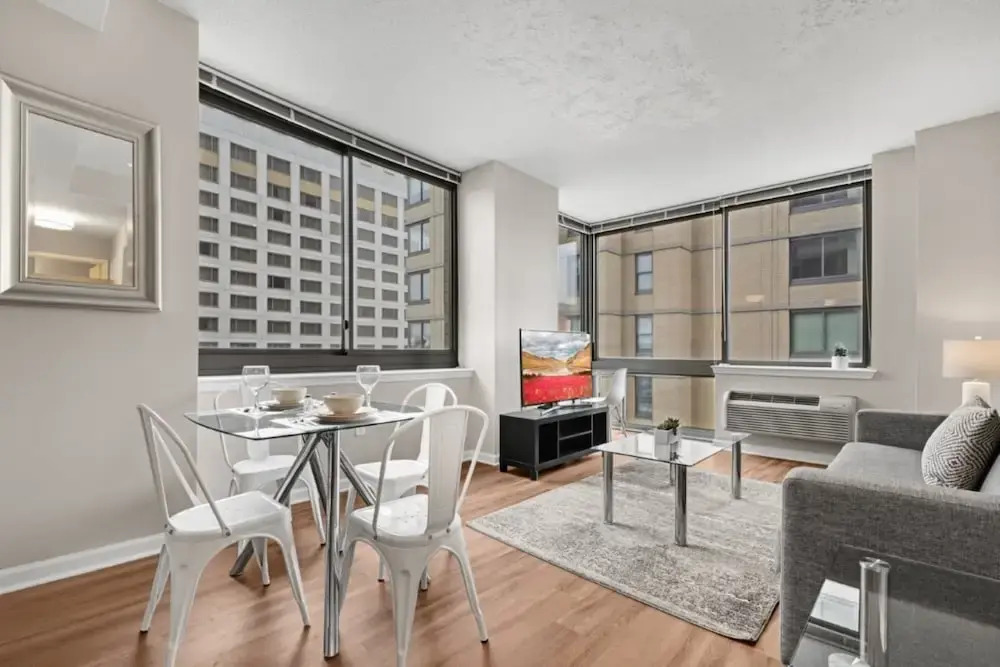 Bluebird Suites near PATH