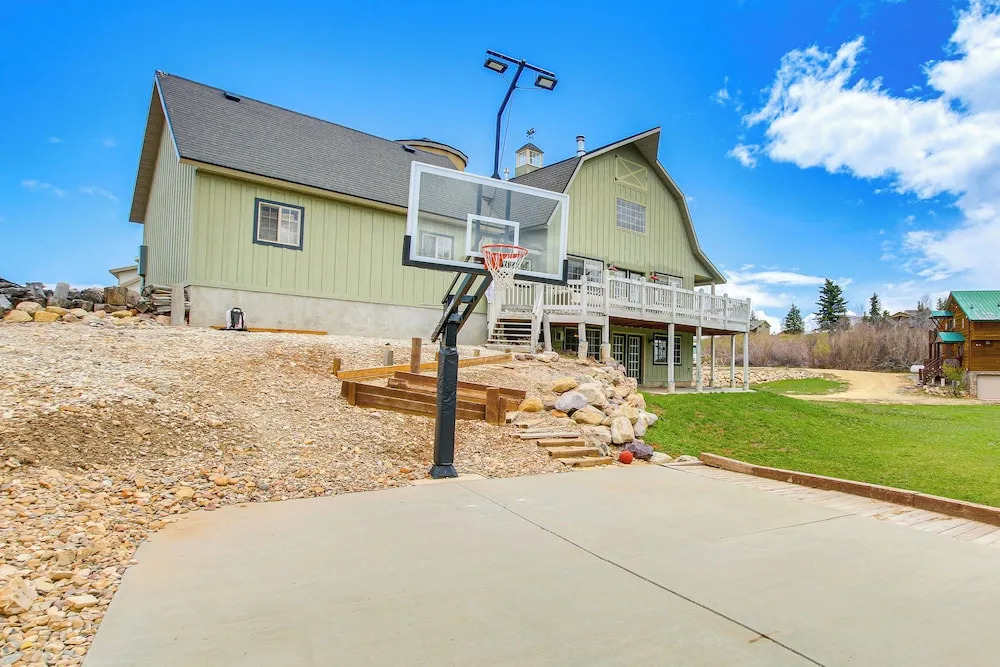 Massive Cabin w/ Game Room, 1 Mi to Bear Lake