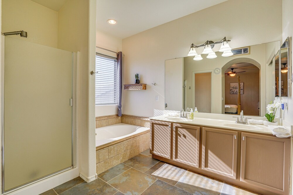 Heated Pool, Pets Welcome: Surprise Snowbird Haven