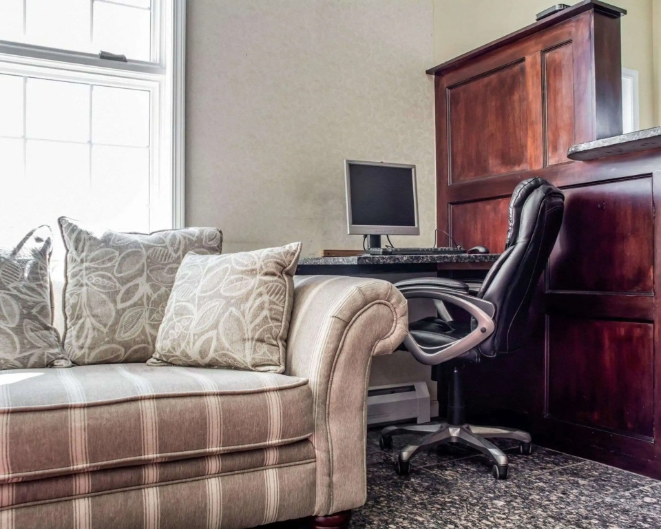 Econo Lodge & Suites