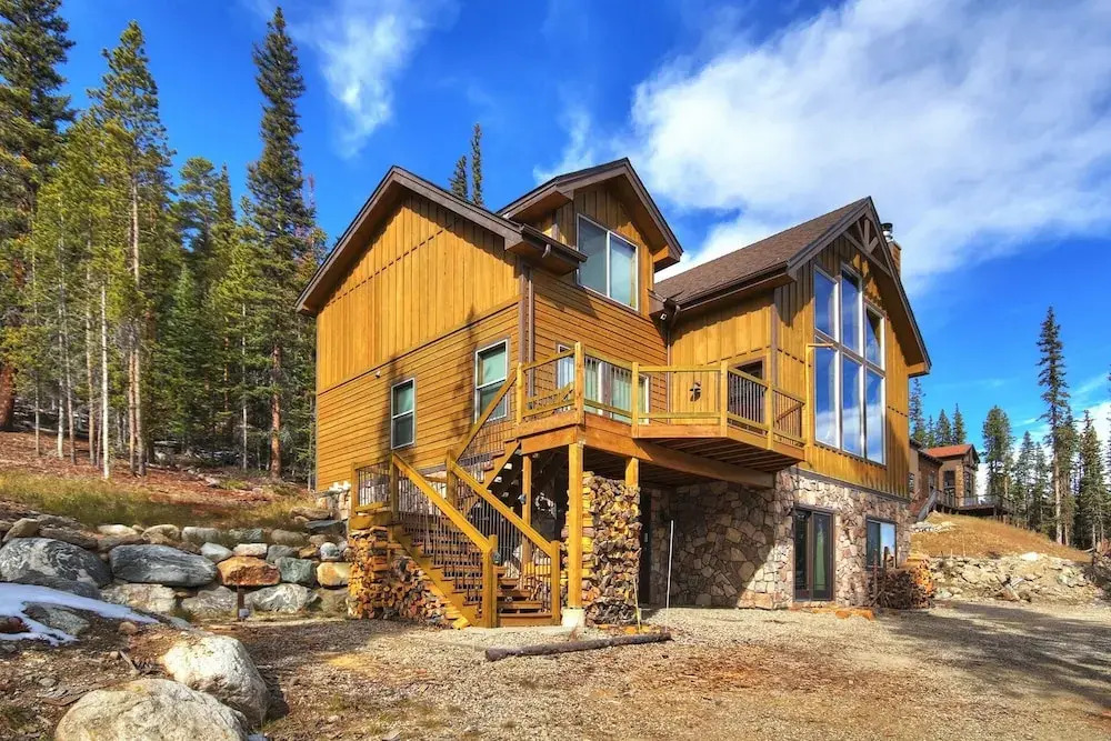 Mountain View Lodge 4 Bedroom Home by RedAwning