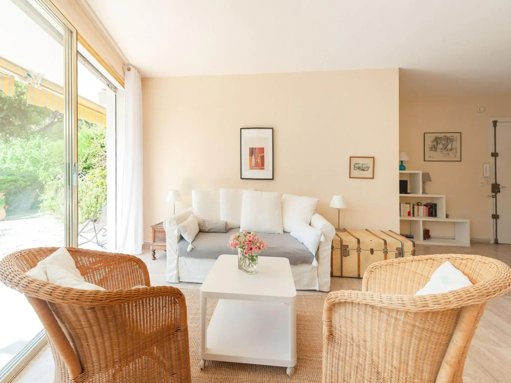 Scenic apartment in Cannes with private terrace