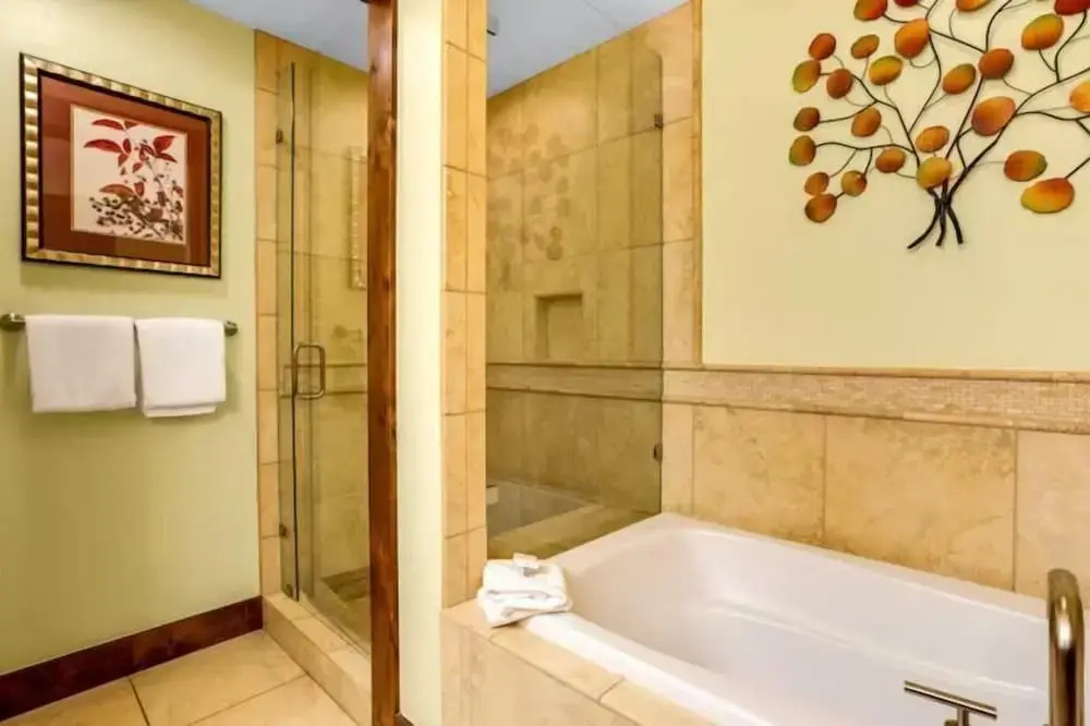 Luxury 3 Bedroom Water House on Main Street Condo w/ Pool, Hot Tubs, Fitness Center!