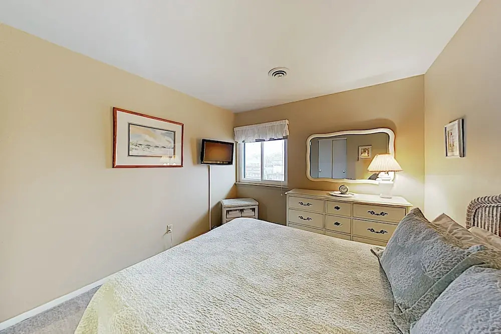 Canal-front W/ Pool & Docking, Near Beach 2 Bedroom Condo